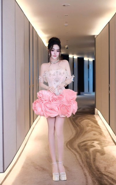 เดรสสั้นสีชมพูเกาะอกตกแต่งคริสตัลชายกระโปรงเป็นพุ่มดอกไม้