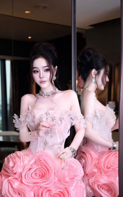 เดรสสั้นสีชมพูเกาะอกตกแต่งคริสตัลชายกระโปรงเป็นพุ่มดอกไม้