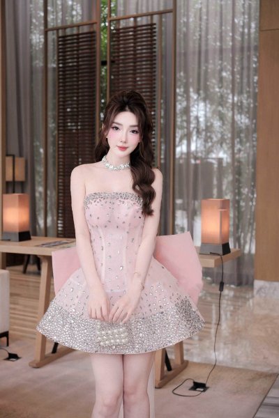 เดรสสั้นสีชมพูเกาะอกตกแต่งคริสตัลทั้งชุด