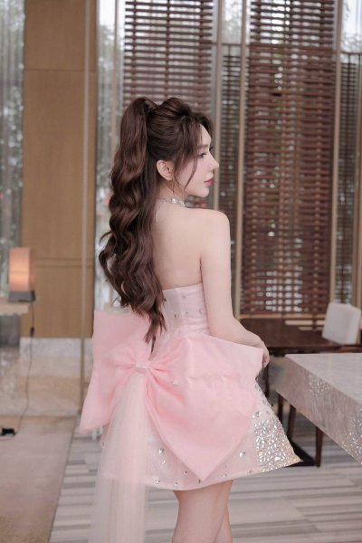 เดรสสั้นสีชมพูเกาะอกตกแต่งคริสตัลทั้งชุด