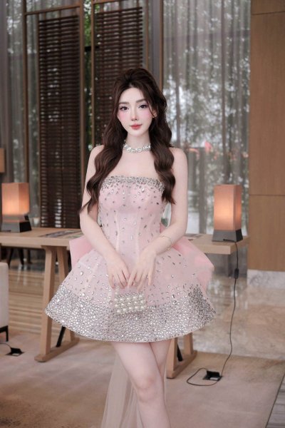 เดรสสั้นสีชมพูเกาะอกตกแต่งคริสตัลทั้งชุด