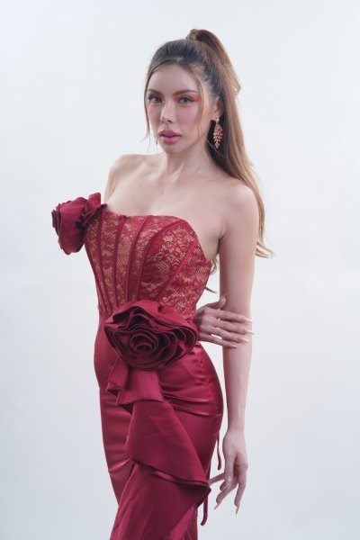 เดรสยาวสีแดงเกาะอกผ่าข้างตกแต่งลูกไม้บริเวณอกและกุหลาบแดง