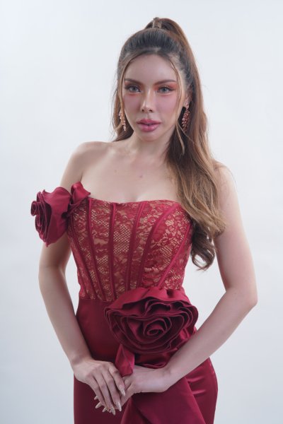 เดรสยาวสีแดงเกาะอกผ่าข้างตกแต่งลูกไม้บริเวณอกและกุหลาบแดง