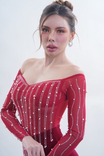 เดรสยาวสีแดงเข้ารูปทรงหางปลาแขนยาวตกแต่งคริสตัลและมุก