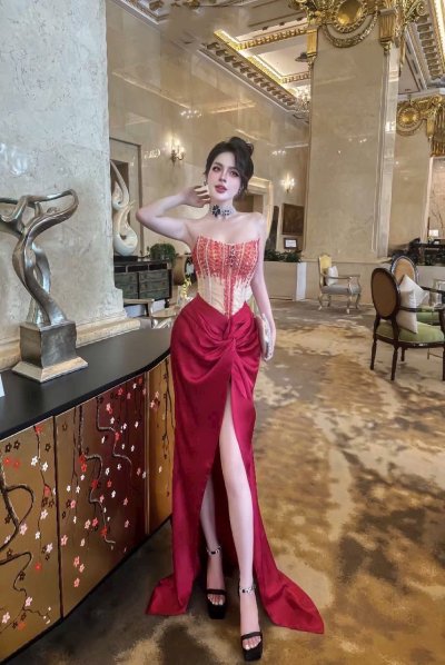 เดรสยาวสีแดงเกาะอกผ่าหน้าตกแต่งคริสตัลสีแดง