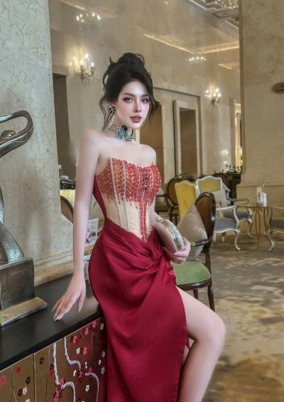 เดรสยาวสีแดงเกาะอกผ่าหน้าตกแต่งคริสตัลสีแดง