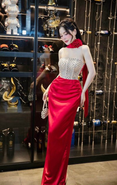 เดรสยาวสีแดงเกาะอกประดับคริสตัลมีโช้กเกอร์ดอกไม้สีแดง
