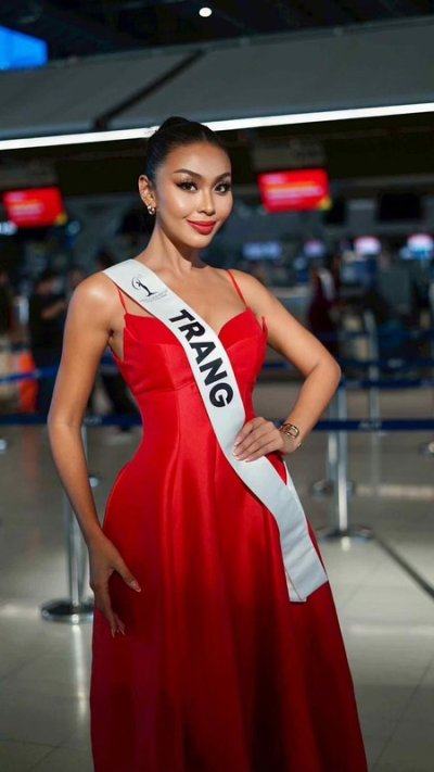 เดรสยาวสีแดงสดสายเดี่ยวชายระบายดูเรียบและหรูหรา