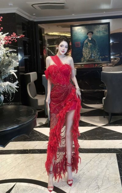 เดรสยาวสีแดงปาดไหล่ผ่าข้างตกแต่งขนนกและคริสตัล