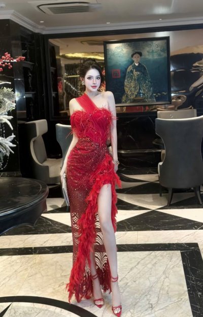 เดรสยาวสีแดงปาดไหล่ผ่าข้างตกแต่งขนนกและคริสตัล