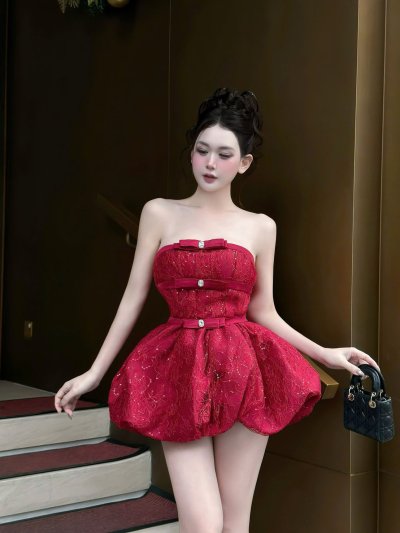 เดรสสั้นสีแดงตกแต่งลูกไม้เกาะอกทรงบอลลูนประดับโบว์และคริสตัล