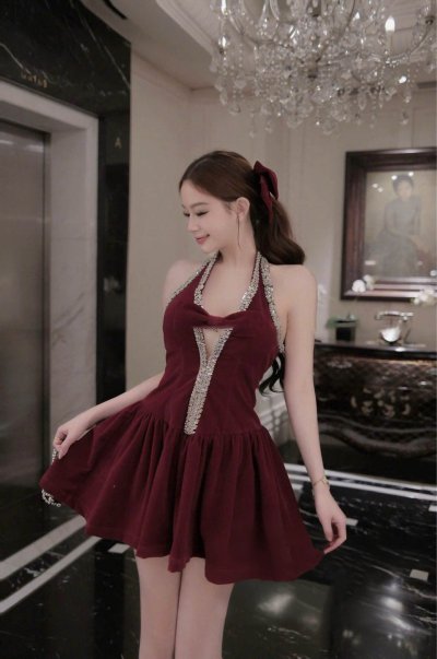 เดรสสั้นสีแดงเข้มคล้องคอประดับเพชรคริสตัลและโบว์ที่กลางอก