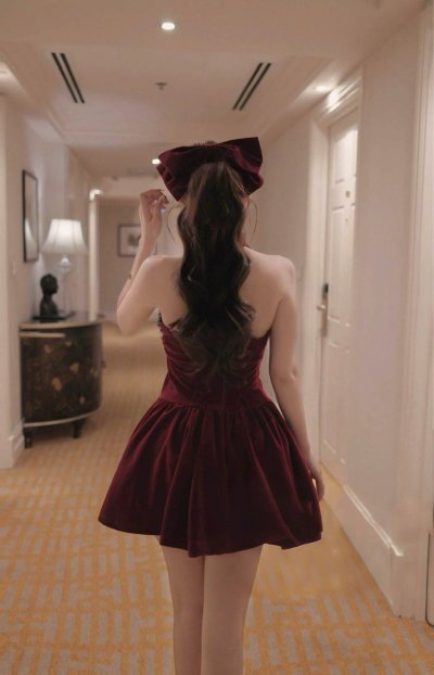 เดรสสั้นสีแดงเข้มคล้องคอประดับเพชรคริสตัลและโบว์ที่กลางอก