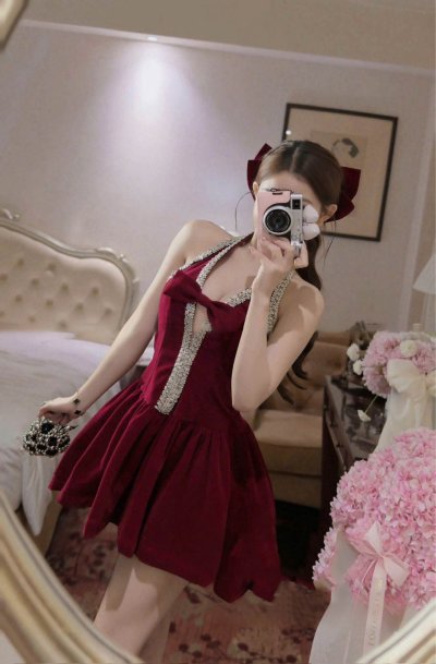 เดรสสั้นสีแดงเข้มคล้องคอประดับเพชรคริสตัลและโบว์ที่กลางอก