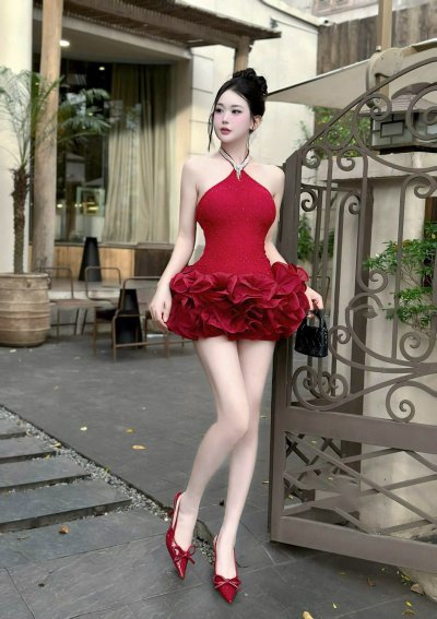 เดรสสั้นสีแดงคล้องคอมีระบายที่ชายกระโปรงตกแต่งเพชรและคริสตัล