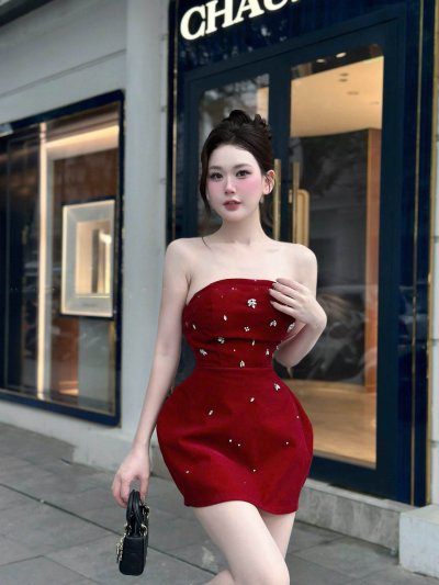 เดรสสั้นสีแดงเกาะอกตกแต่งเพชรและคริสตัลใบไม้