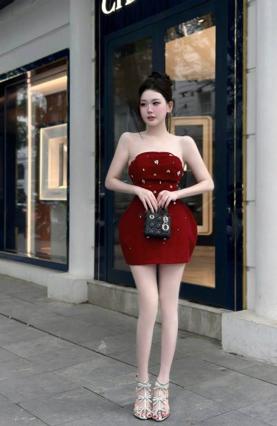 เดรสสั้นสีแดงเกาะอกตกแต่งเพชรและคริสตัลใบไม้