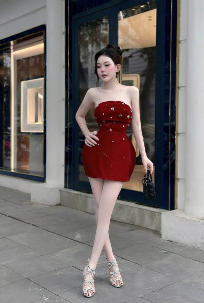 เดรสสั้นสีแดงเกาะอกตกแต่งเพชรและคริสตัลใบไม้