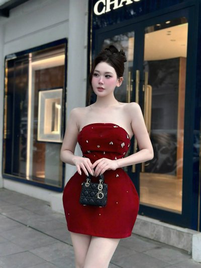 เดรสสั้นสีแดงเกาะอกตกแต่งเพชรและคริสตัลใบไม้