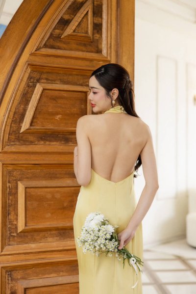 เดรสยาวสีเหลืองคล้องคอผ่าหน้าตกแต่งดอกไม้ที่อก