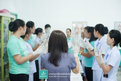การใส่ถุงมือปราศจากเชื้อ