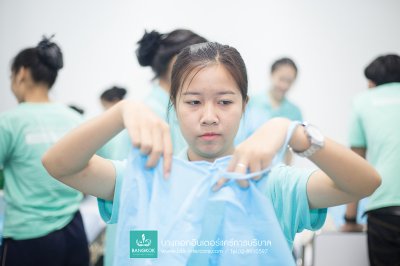 หลักการใส่เสื้อกาวน์ปราศจากเชื้อ