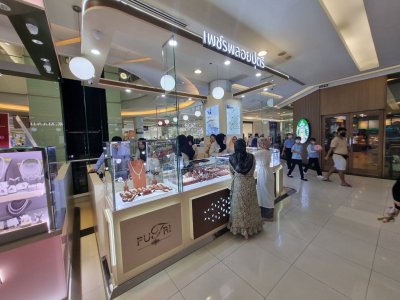 Putri Diamond  Shop @ Fashion Island 