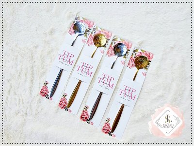 ช้อนชาด้ามยาวลายดอกไม้ สีเงิน สีทอง | ของชำร่วยงานแต่ง พร้อมการ์ดชื่อบ่าวสาว