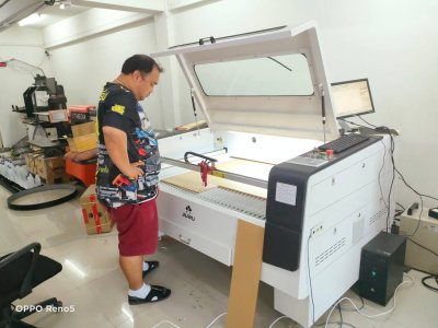 ส่งมอบเครื่อง ติดตั้งเครื่อง FIBER LASER รุ่น DEMA X7 ร้านคุณพาป้ายอักษรโลหะ