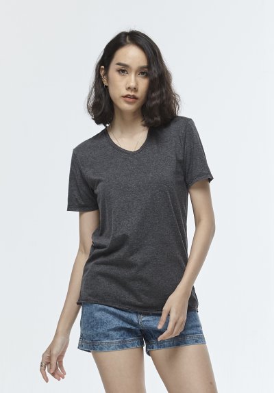 Black Grey (สีเทาดำ) เสื้อยืดคอวีเปลือย ดีไซน์สวย เนื้อผ้าบางเบา เนื้อผ้านุ่มสวมใส่สบาย ระบายอากาศดี ไม่ร้อนอบอ้าว