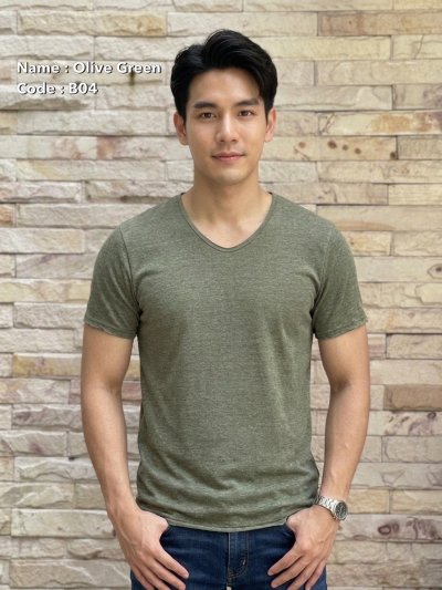Olive Green (สีเขียวมะกอก) เสื้อยืดคอวีเปลือย ดีไซส์สวย เนื้อผ้าบางเบา เนื้อผ้านุ่มสวมใส่สบาย ระบายอากาศดี ไม่ร้อนอบอ้าว ไซส์มาตรฐานไม่จกตา