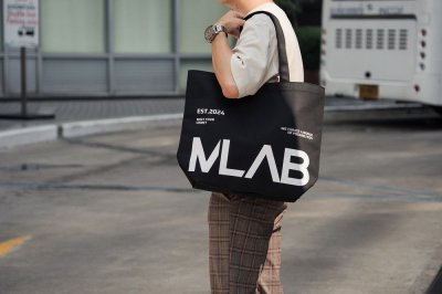 MLAB กระเป๋าผ้าแคนวาส กระเป๋าสะพายไหล่ Canvas Tote Bag พิมพ์ลาย MLAB MLAB กระเป๋าผ้าแคนวาส กระเป๋าสะพายไหล่ Canvas Tote Bag พิมพ์ลาย MLAB