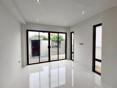 10S0088 ขายบ้านแฝดสองชั้น ราคา 5,190,000 บาท 3 ห้องนอน 2 ห้องน้ำ โซนเมือง