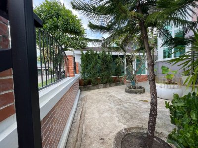 11R0252 ให้เช่าบ้านแฝดสองชั้น 4ห้องนอน 3ห้องน้ำ ราคา 55,000/เดือน โซนเกาะแก้ว