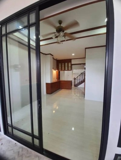 11R0345 ให้เช่าบ้านแฝดสองชั้น 2ห้องนอน 2ห้องน้ำ ราคา 22,000/เดือน โซนเกาะแก้ว