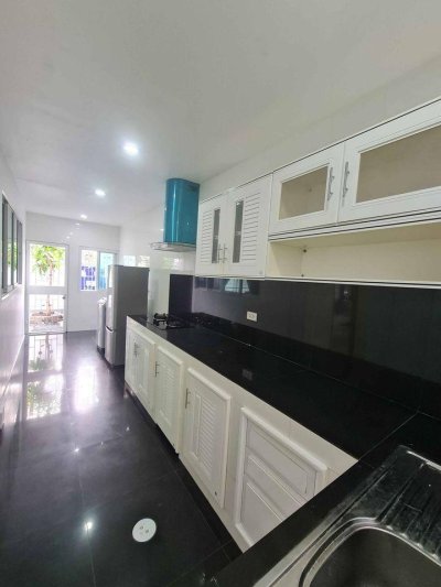 11R0368 ให้เช่าบ้านเดี่ยวสองชั้น 3ห้องนอน 2ห้องน้ำ ราคา 32,000/เดือน โซนเกาะแก้ว