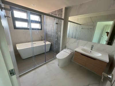 11R0482 ให้เช่าบ้านเดี่ยวสองชั้น 4 ห้องนอน 6 ห้องน้ำ ราคา 100,000/เดือน โซนเกาะแก้ว