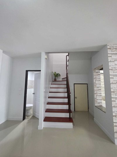 11R0490 ให้เช่าบ้านแฝดสองชั้น 2 ห้องนอน 2 ห้องน้ำ ราคา 25,000/เดือน โซนเกาะแก้ว