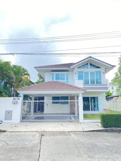 11R0493 ให้เช่าบ้านเดี่ยวสองชั้น 3 ห้องนอน 3 ห้องน้ำ ราคา 60,000/เดือน โซนเกาะแก้ว