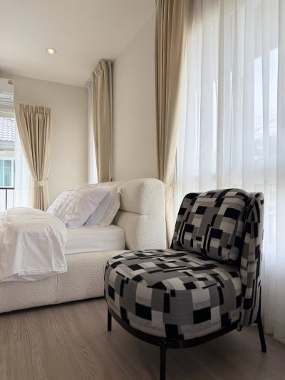 11R0500 ให้เช่าบ้านเดี่ยวสองชั้น 4 ห้องนอน 3 ห้องน้ำ ราคา 100,000/เดือน โซนเกาะแก้ว