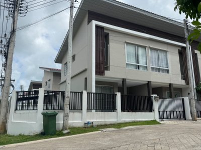 12R0609 ให้เช่าบ้านแฝดสองชั้น 3 ห้องนอน 2 ห้องน้ำ ราคา 28,000/เดือน โซนถลาง