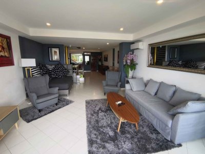 4R0076 This seaview townhouse 3 bedroom 4 bathroom 140,000/month at Patong