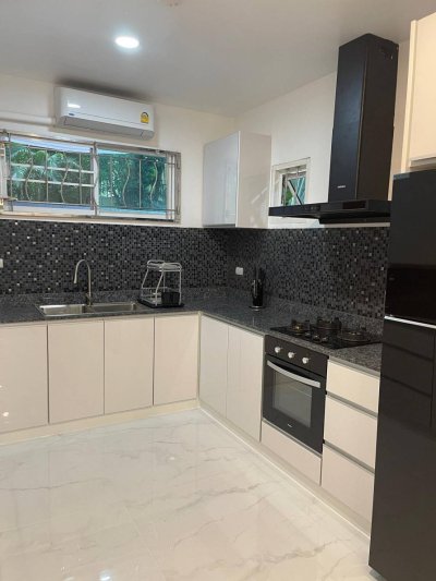 6R0114 House with common pool for rent 3 bedroom 2 bathroom 75,000/month at kata
