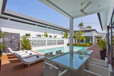 7R0154 This pool villa 4 bedroom 4 bathroom 160,000/month the house location at Rawai