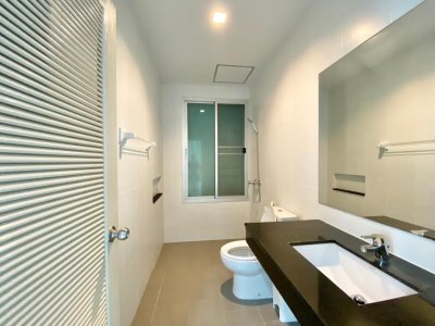 8R0078 ให้เช่าบ้านสามชั้น 4 ห้องนอน 4 ห้องน้ำ ราคา 50,000/เดือน โซนฉลอง