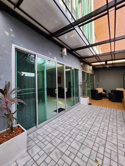 8R0529 ให้เช่าบ้านสามชั้น 3ห้องนอน 3ห้องน้ำ ราคา 90,000/เดือน โซนฉลอง