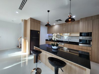 8R0529 ให้เช่าบ้านสามชั้น 3ห้องนอน 3ห้องน้ำ ราคา 90,000/เดือน โซนฉลอง