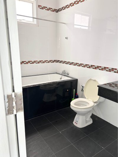 8R0562 ให้เช่าบ้านเดี่ยวสองชั้น 3ห้องนอน 3ห้องน้ำ ราคา 40,000/เดือน โซนฉลอง