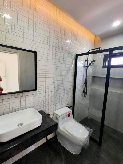 8R0575 ให้เช่าบ้านแฝดสองชั้น 2ห้องนอน 2ห้องน้ำ ราคา 28,000/เดือน โซนฉลอง