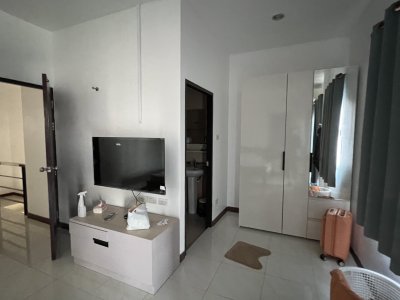 8R0598 ให้เช่าบ้านแฝดสองชั้น 3ห้องนอน 3ห้องน้ำ ราคา 35,000/เดือน โซนฉลอง